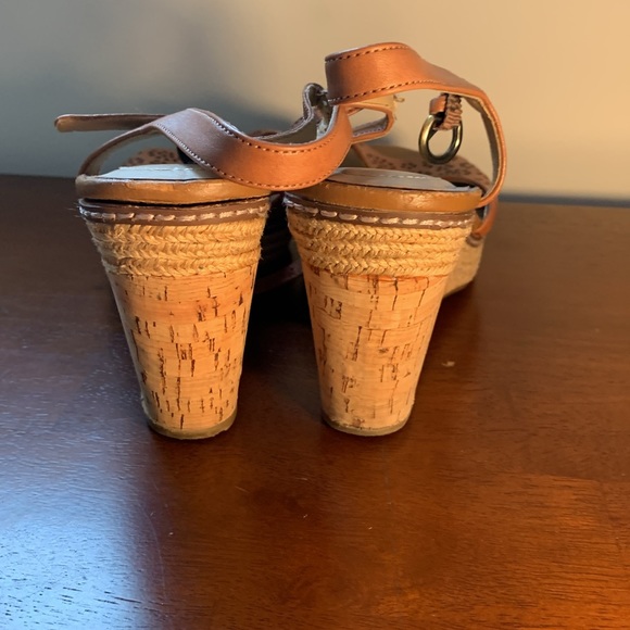 Naturalize Tan Wedges Size 9.5 - Picture 3 of 7